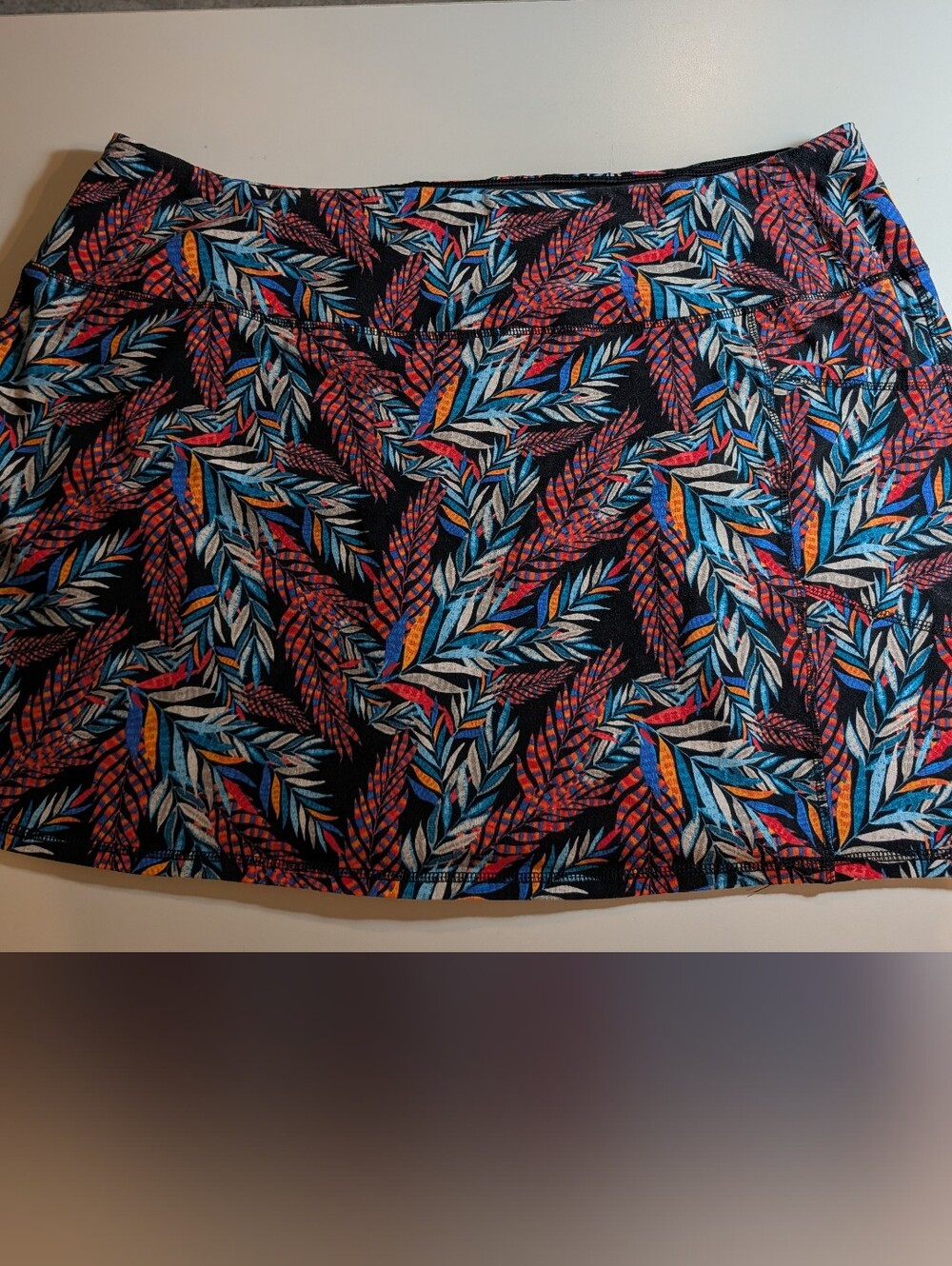 Intro Printed Leaf-Pattern Women’s Mini Skort - Black with Blue & Red Leaves